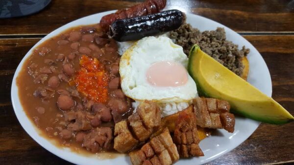 Tan deliciosa como abundante, la cocina andina colombiana presume de su “Bandeja Paisa”.